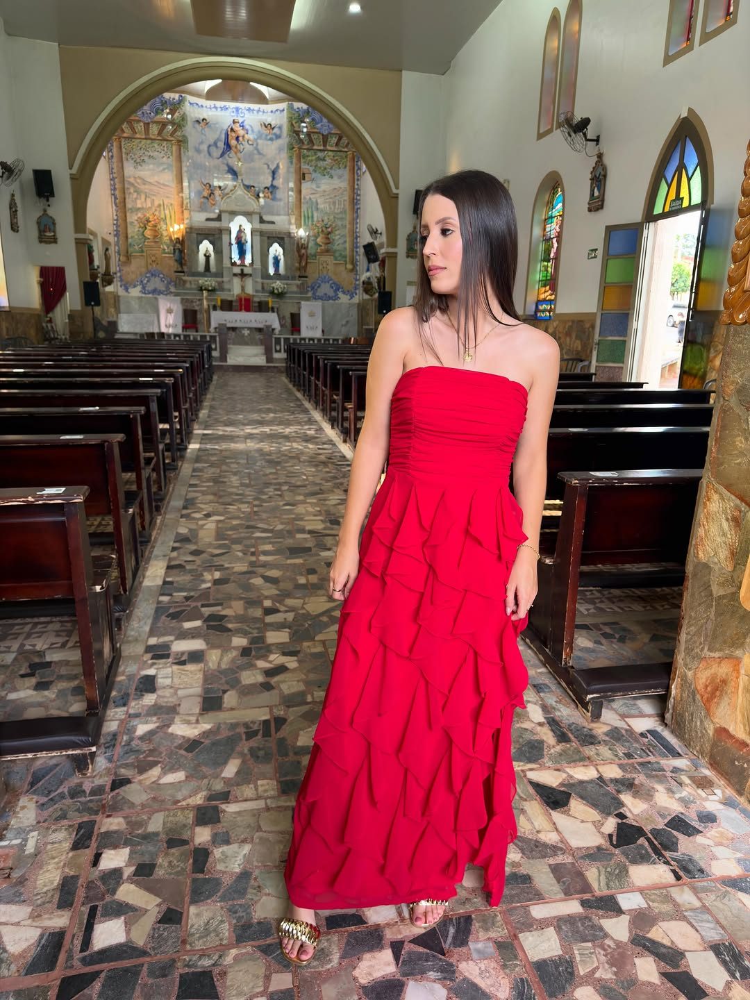 Cliente de vestido vermelho longo